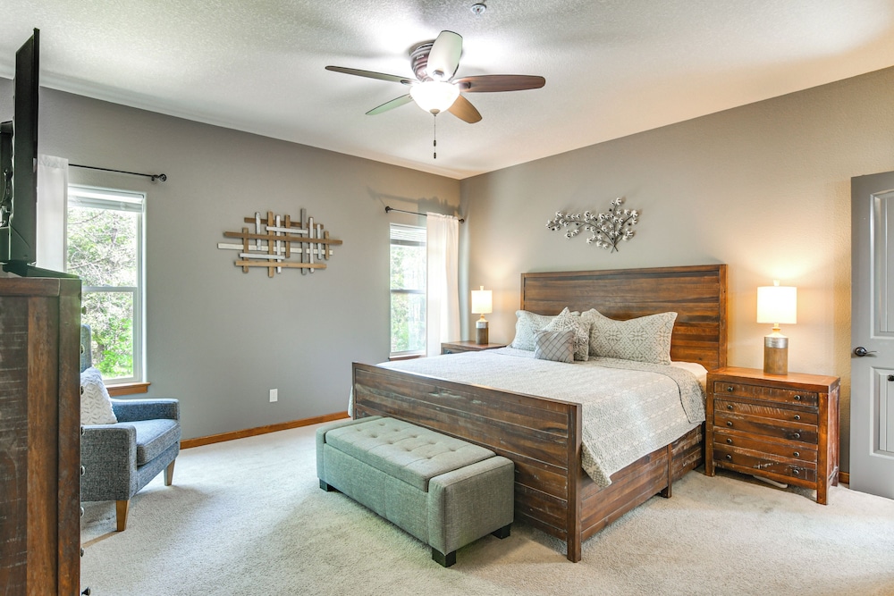 Game Room & Hot Tub: Spacious Retreat in Hollister