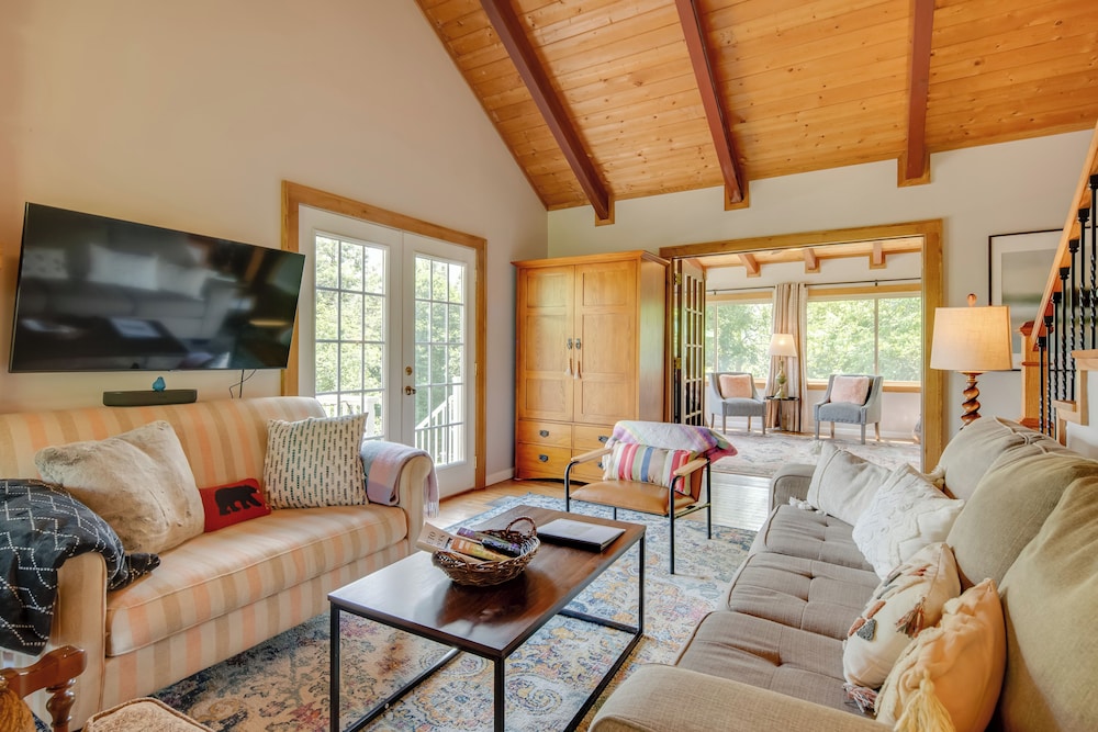 Getaway w/ Guest House - 6 Mi to Lake Glenville!
