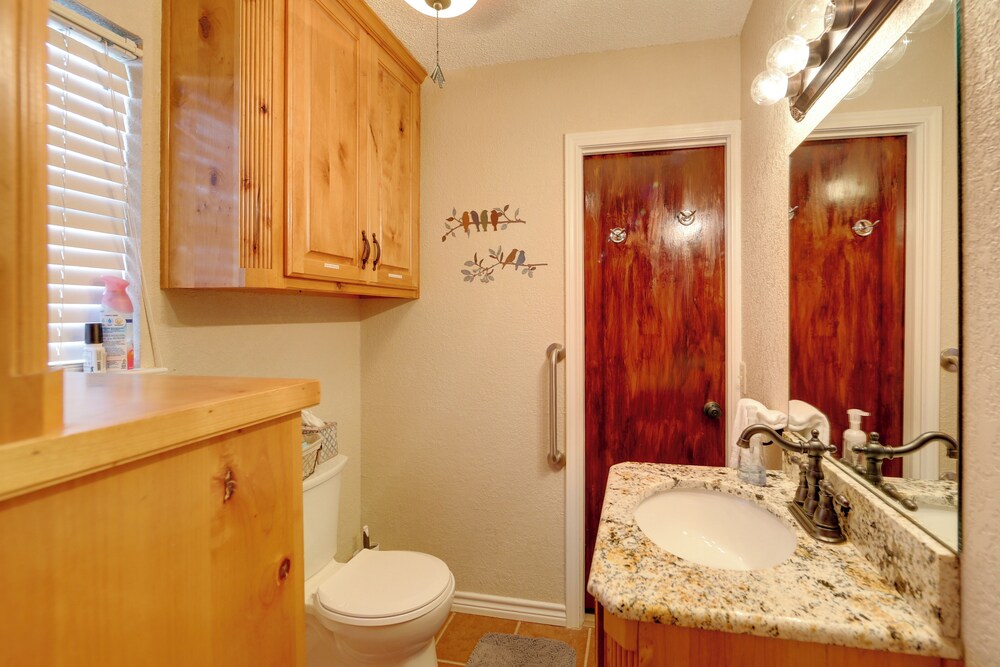 Family Home on Lake Bridgeport: Pets Welcome!