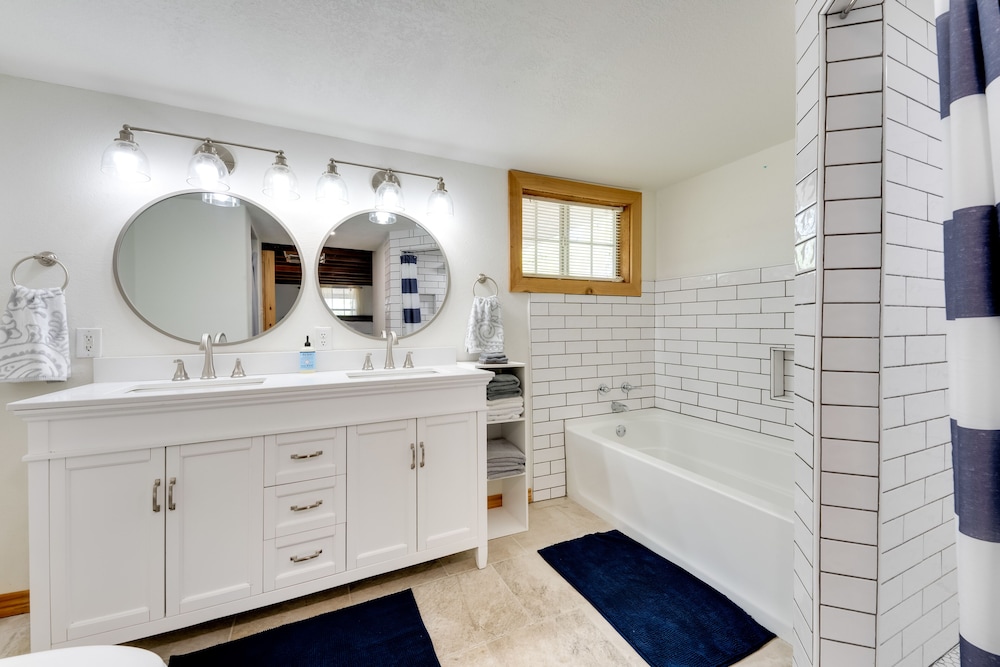 Pet-friendly Cabin on 3 Acres: 7 Mi to Uvalde!