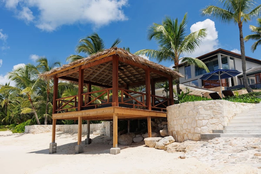 Newly Renovated Notos Cove Villa Property