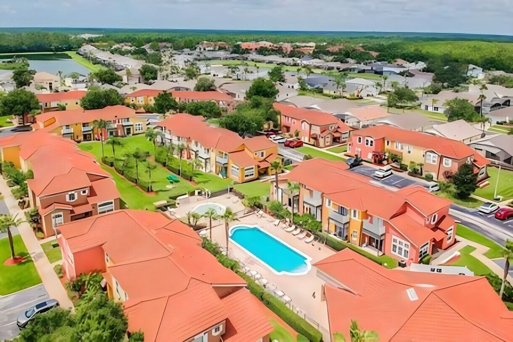 Cozy 4BR Villa w/ Priv Pool Lake Berkley Resort