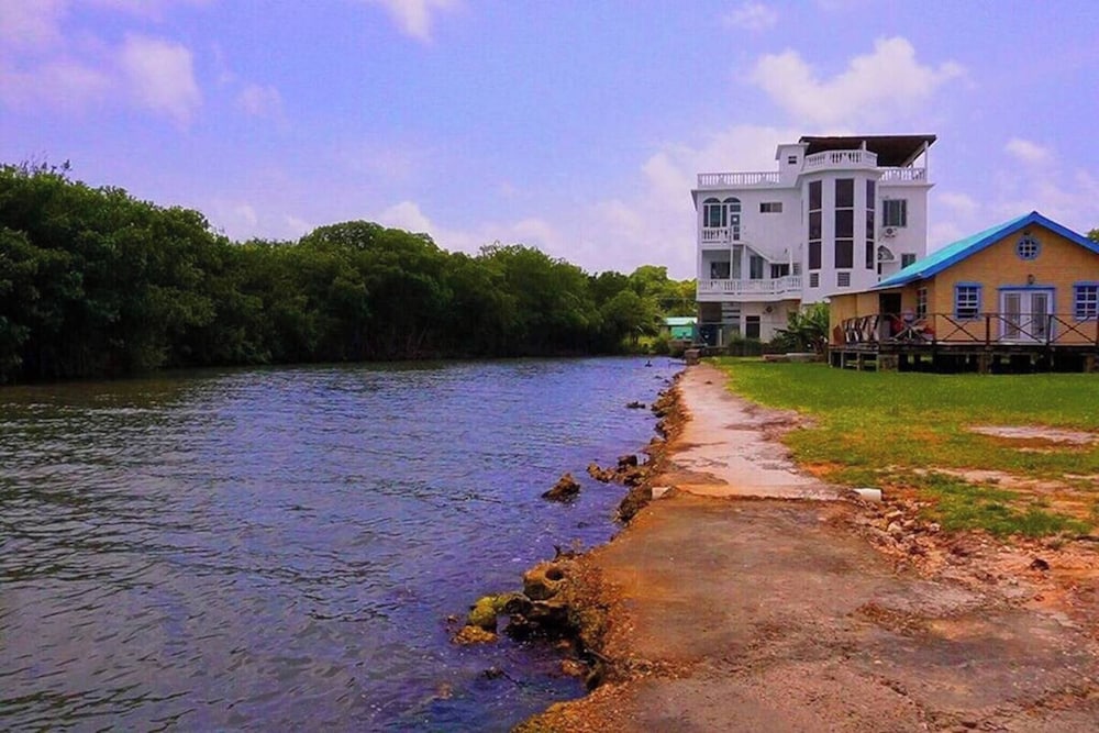 Sea Belize Relaxing Studio w Sea View Pool & Overwater Deck Near Airport, 1st FL