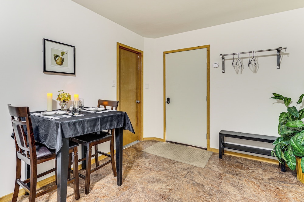 9 Acres, Pick Your Own Apples: Cabin in Arlington!