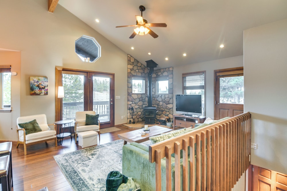 Deck + Mountain Views: Fairplay Family Escape!
