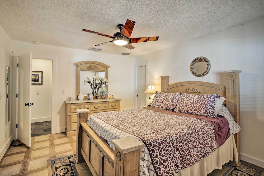 Pet-friendly Oasis w/ Deck & Fire Pit in Bokeelia!