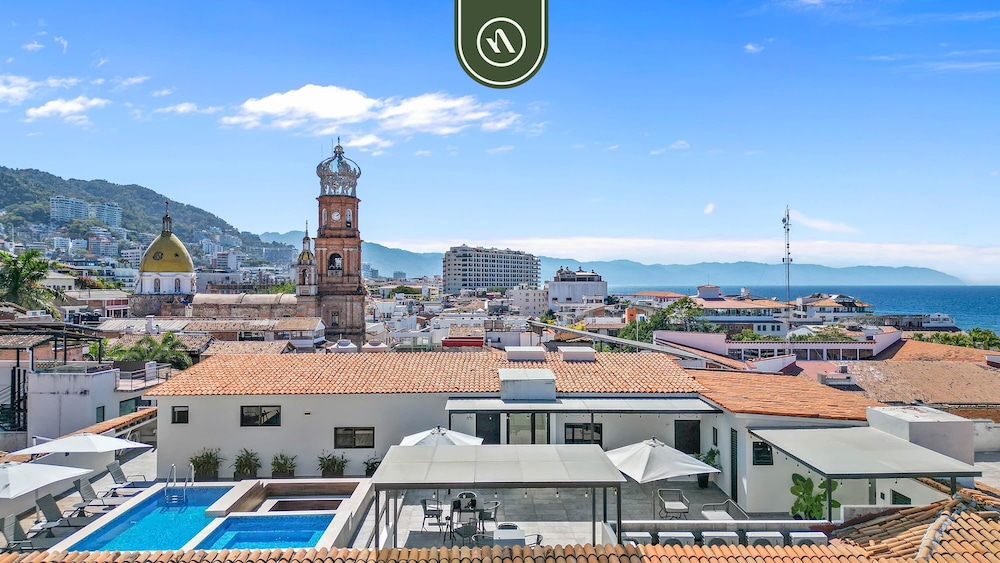 Restored Historic 2 BR Condo in Downtown - Pool