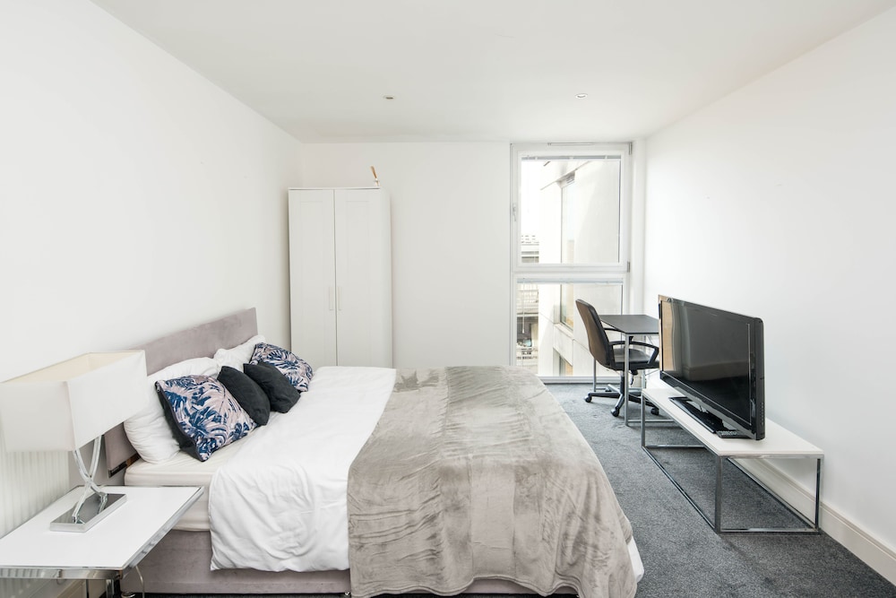 Immaculate 1-bed 1-bath Apartment in London Area