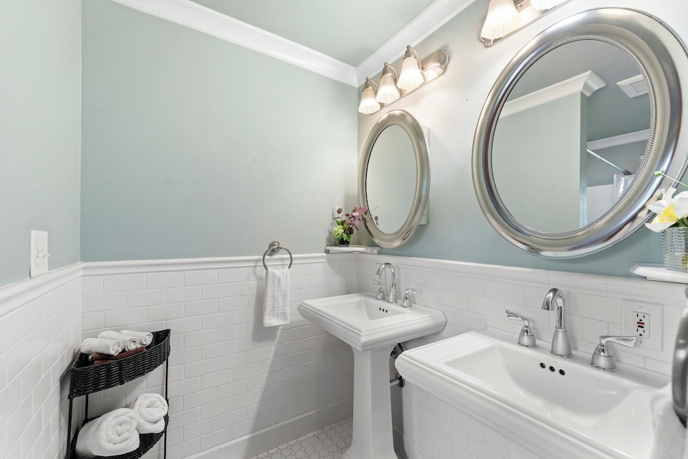 Renton Lakeside Oasis, Lakeview, 4B 2.5B, Spacious