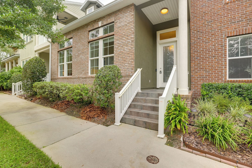 Townhome w/ Patio < 5 Mi to UF Campus!