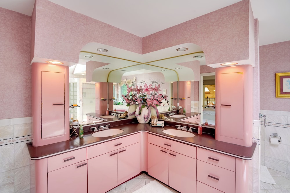 Luxury Mansion Rental w/ Rec Room in Niskayuna!