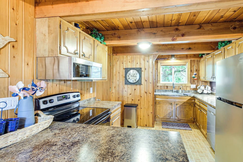 Canal Across Street: Family Cabin in Breezy Point!