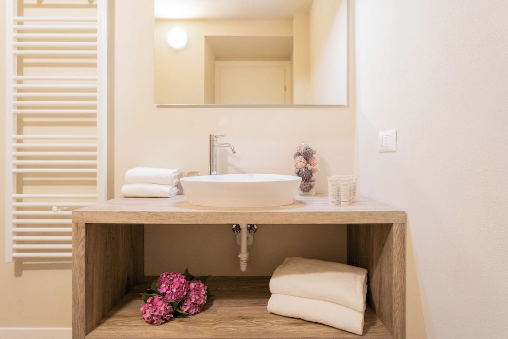 Romantic Escape City Centre With Jacuzzi & Parking by Rent all Como