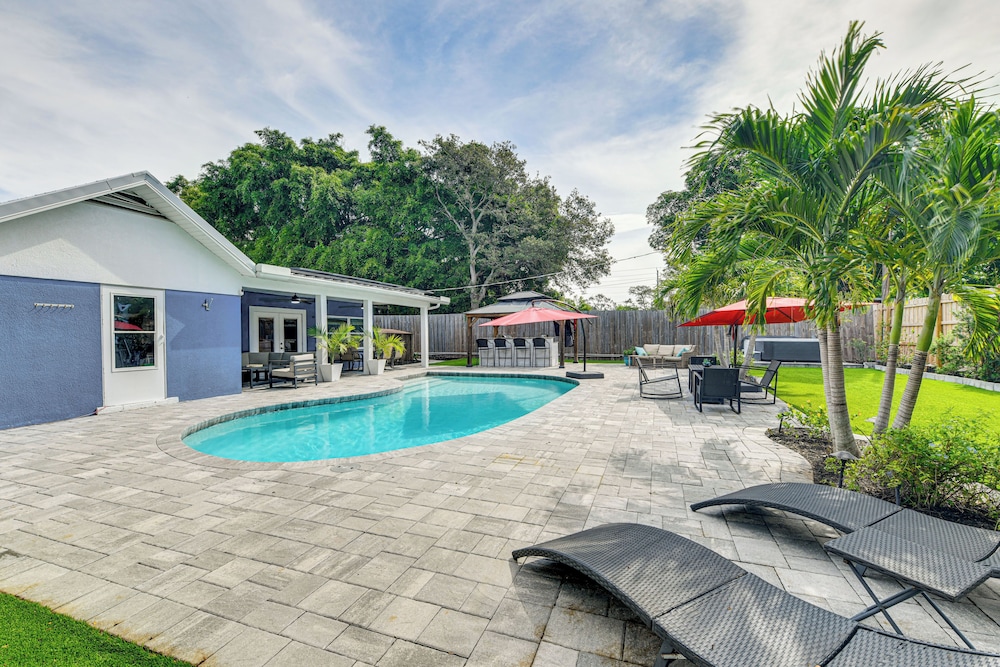 Backyard w/ Pool & Games! Family Home in Bradenton