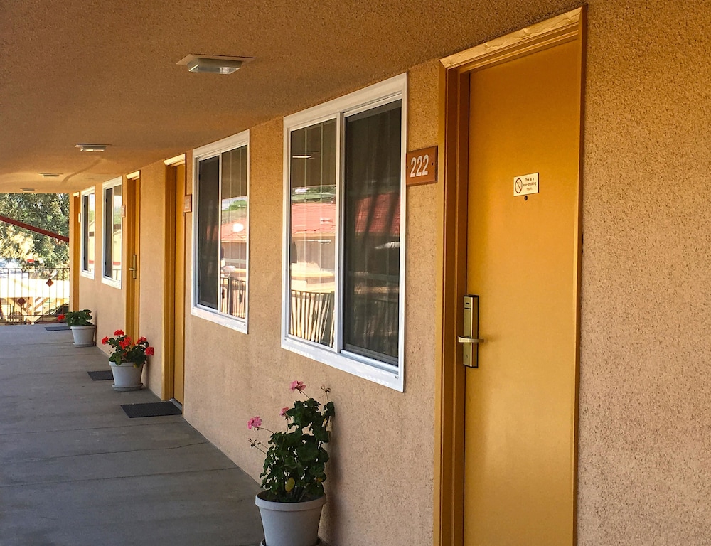 Americas Best Value Inn Beaumont, CA view 3