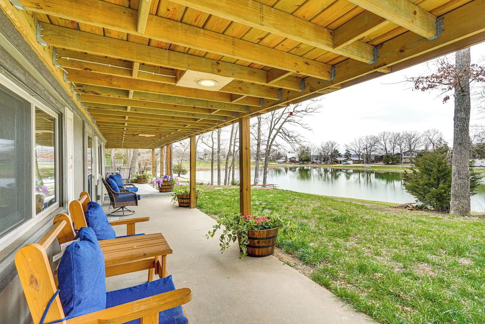 Truman Lake Retreat: Large Deck & On-site Fishing!