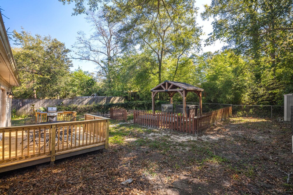Hot Tub BBQ Retreat Spacious Backyard Pet-friendly