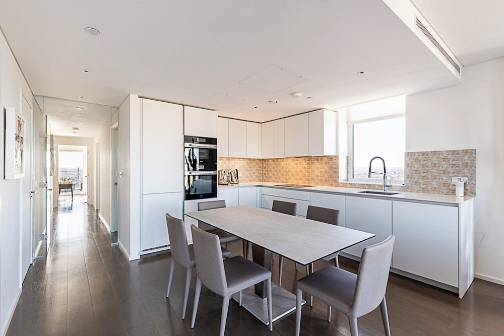Luxurious 3-bed Sky-high Battersea Gem