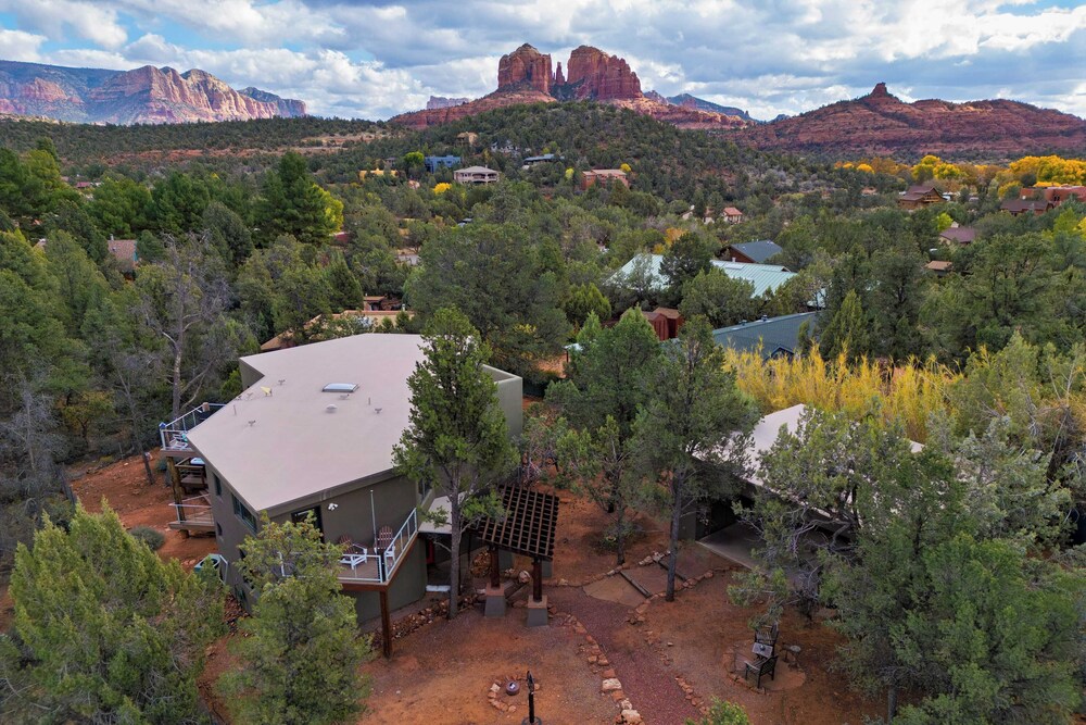 Cathedral View by Avantstay Pool Table + Hot Tub