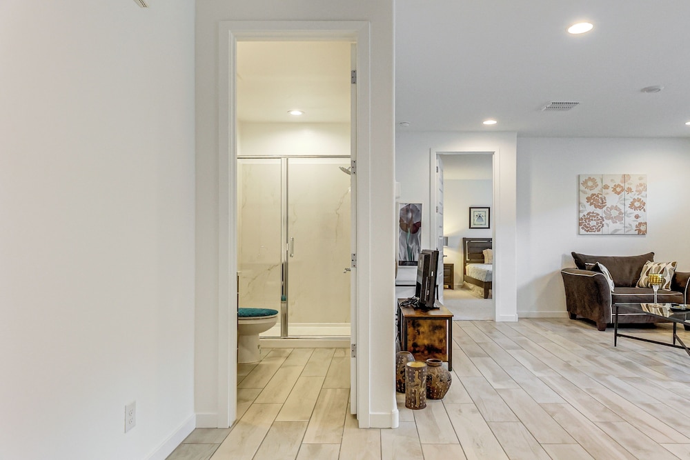Lake + Mtn Views: Modern Apache Junction Getaway