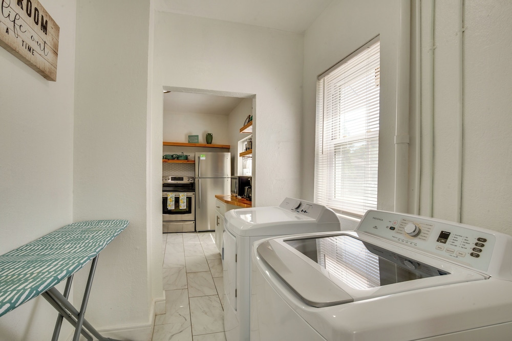Modern 2BR Kansas City Condo Near Downtown