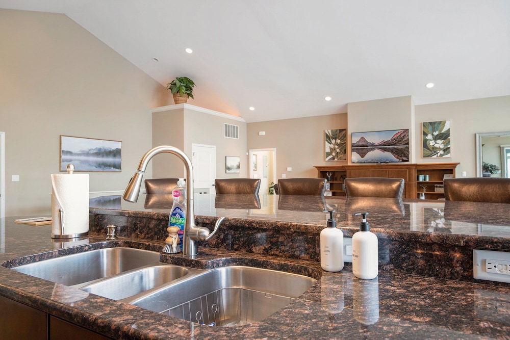 Huge! Sleeps 30-kayaks, Pedal Boat & Paddle Boards