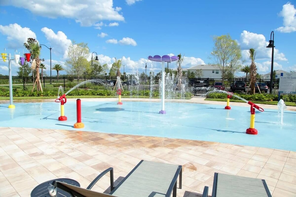 Stunning Game Room & Pool Jacuzzi Storey Lake 2799