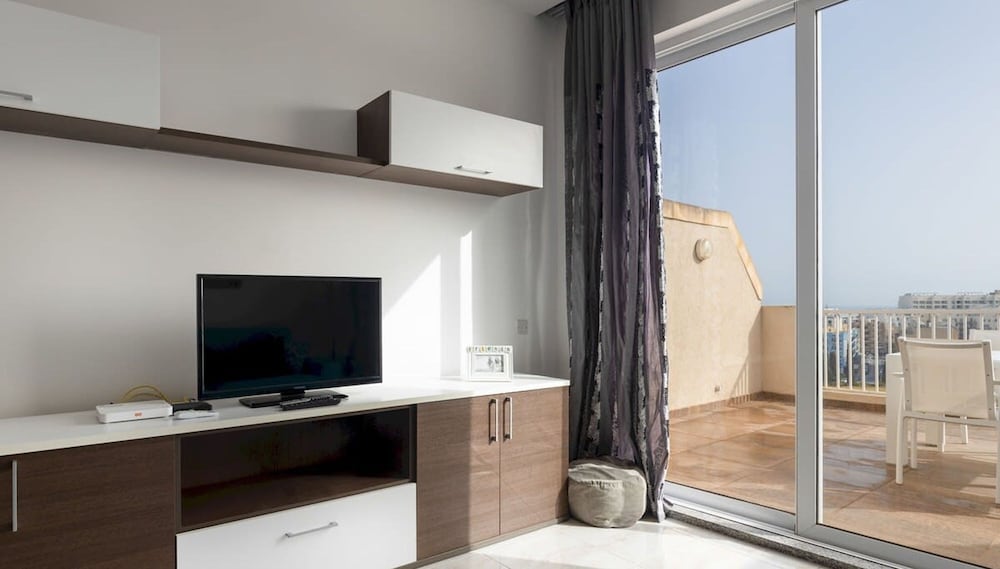 Sunny Penthouse w Terrace and Open Views photo 5
