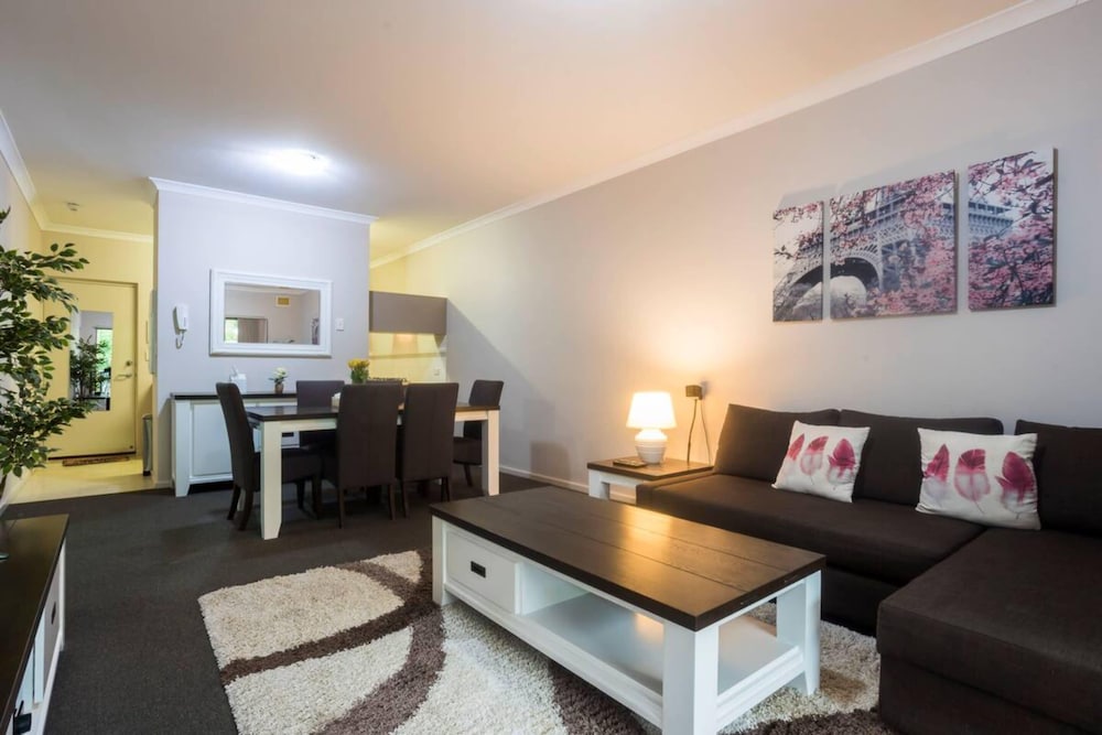 Pet Friendly 2BR APT With Balcony in East Vic Park