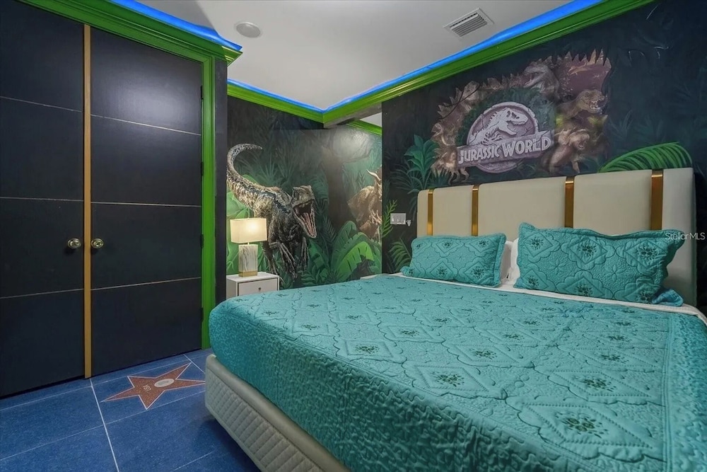 Luxury Mansion w Pool Sleeps 60 - Image 5