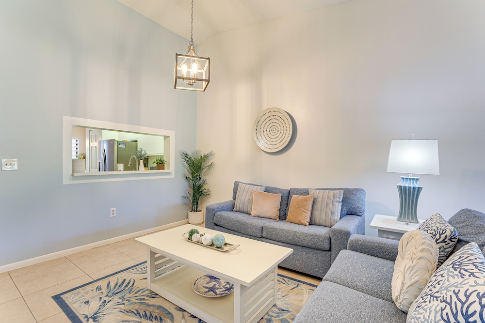 7 Mi to Beach: Condo w/ Pool Access in Bradenton!