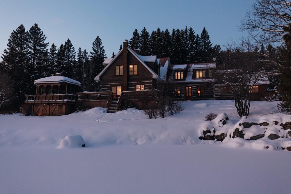 Manoir du Canard - 1800s Authentic Quebecois log Home With Modern Amenities