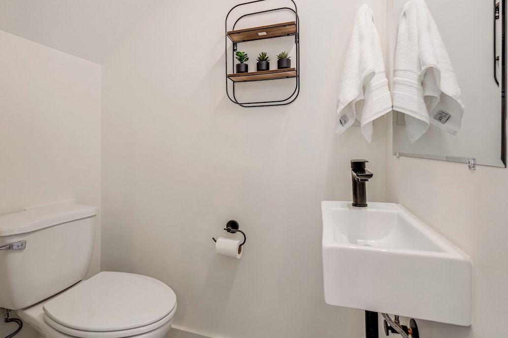 < 2 Mi to Dtwn: Modern Townhome in Knoxville