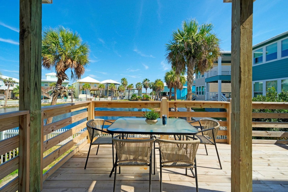 Coastal Escape w/ Pond Views + Pool Access Grahams Getaway by Avantstay