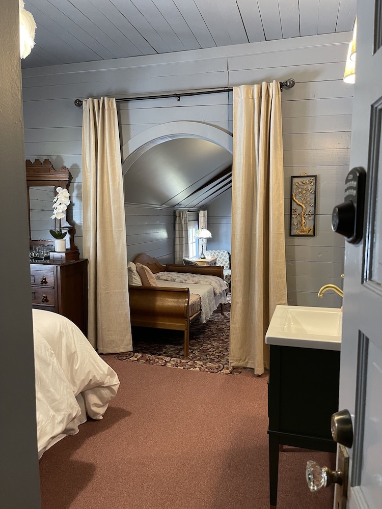 Carriage House B&B