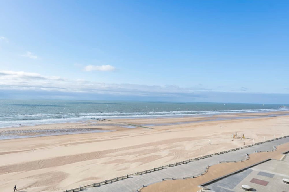 Seaview Apartment on the Beach - Free Parking
