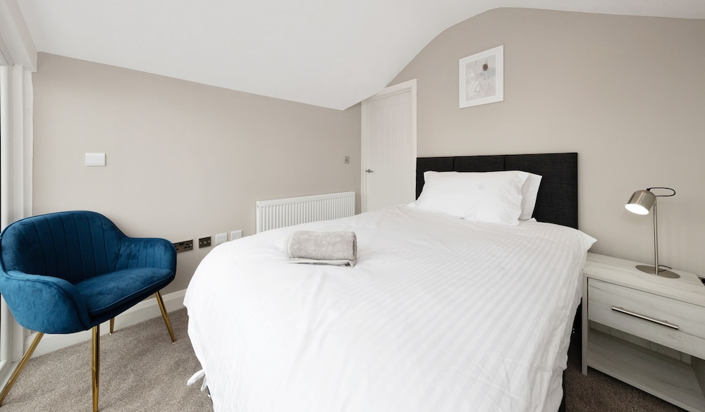 2 Bedroom Apartment near Town Center view 3