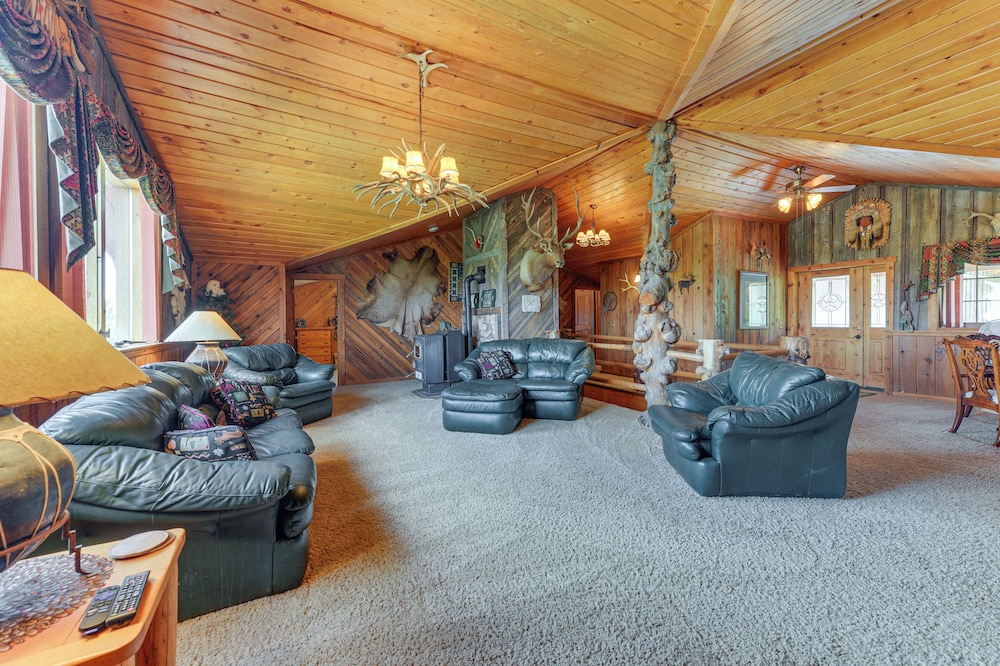 Stunning Mountain Views: Spacious Cabin in Dubois!
