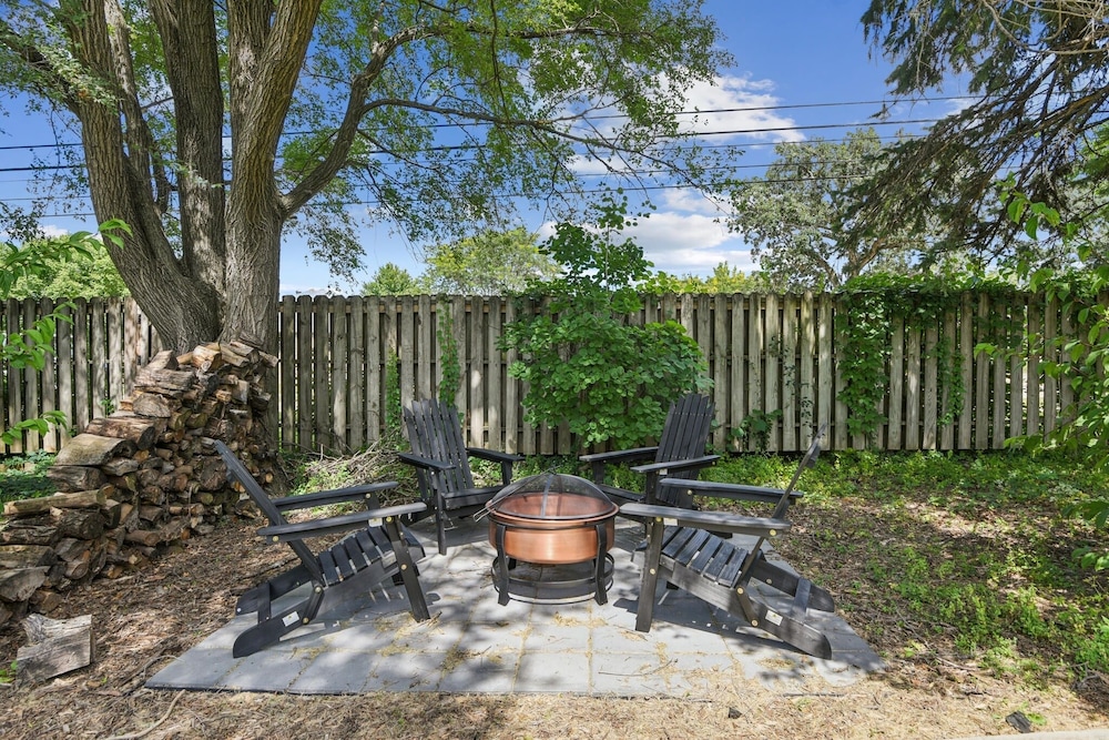 Iowa City 4br Backyard Walk To Stadium 4 Bedroom Home