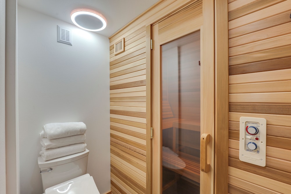 Hot Tub & Sauna: Mountain Living at Hyak Cabin!