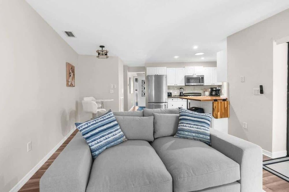 Hudson Retreat, 3 Bedroom Pool Home!