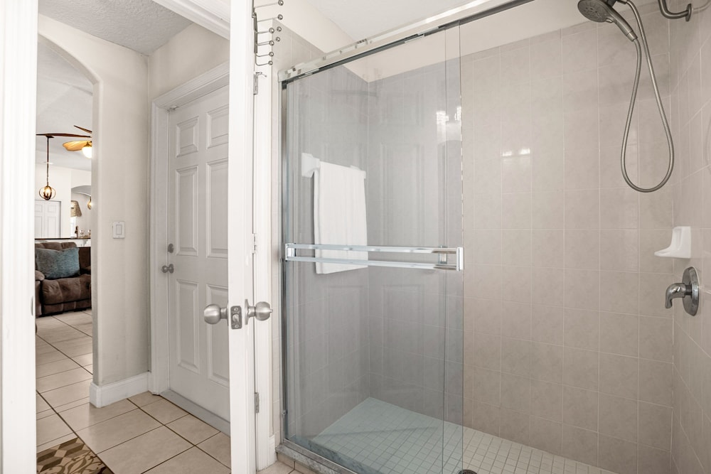 Upstay - Waterside Home With Pool and Hot Tub
