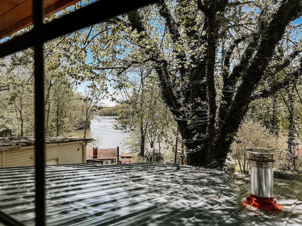 Lakefront Hilltop Cabin Hot tub Firepit