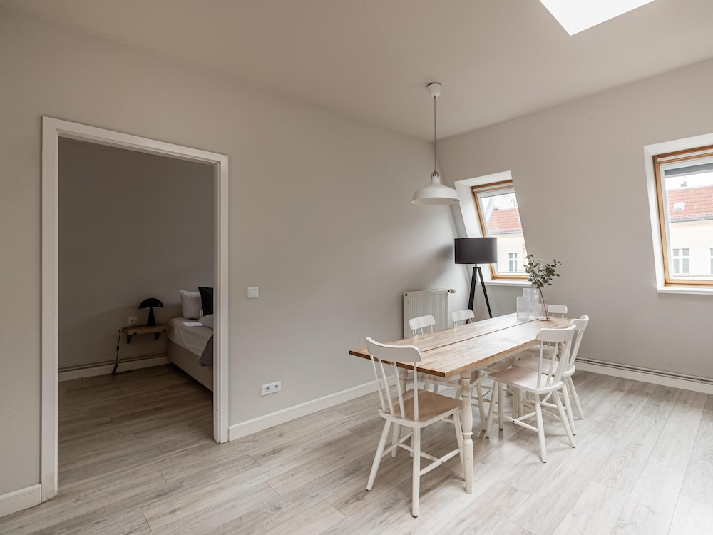 Schoenhouse Avenue by Limehome