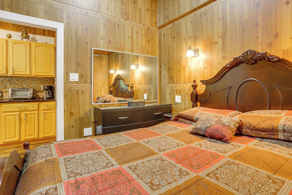 5 Mi to Monticello Raceway: Cabin w/ Pool Access!