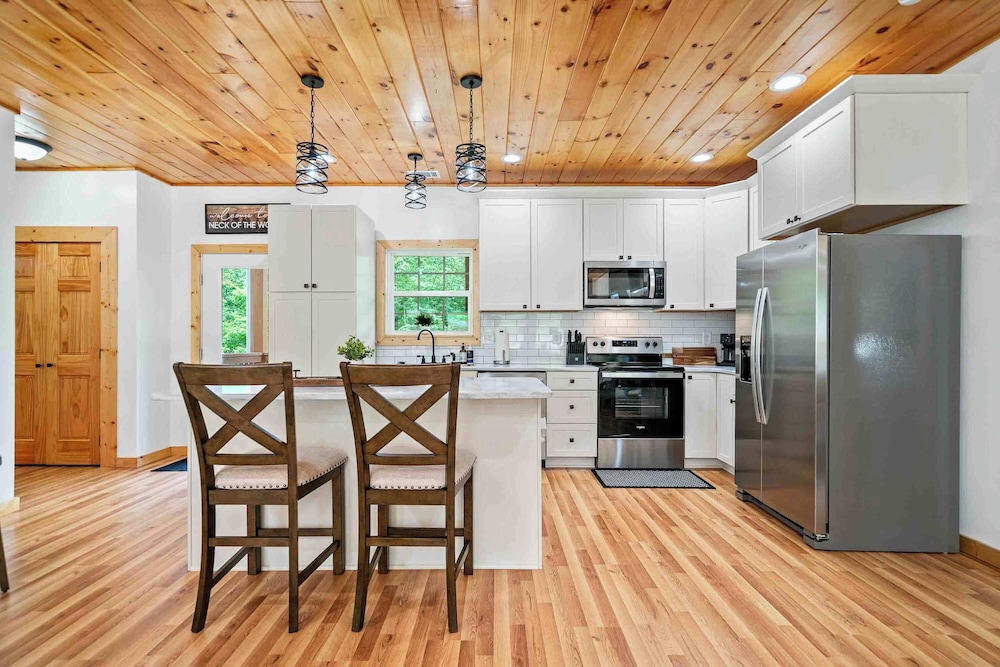 New Listing - Luxurious Mountain Home for 8 With Amenities