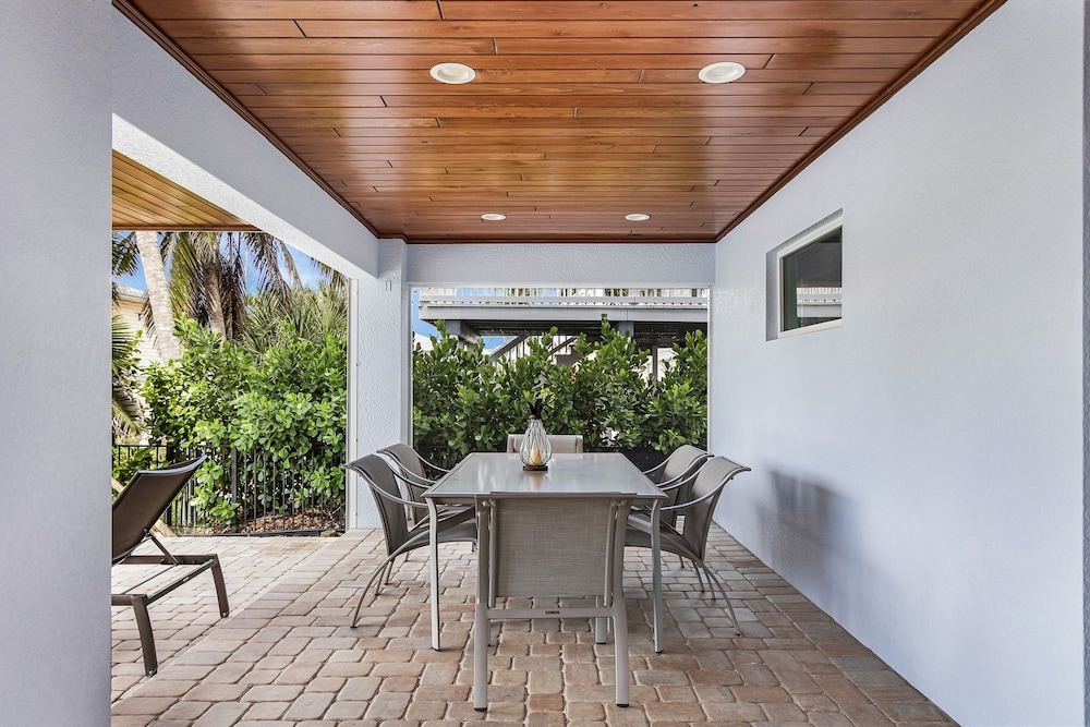 571 Seabatical: Canal Front With Pool! 5 Bedroom Home