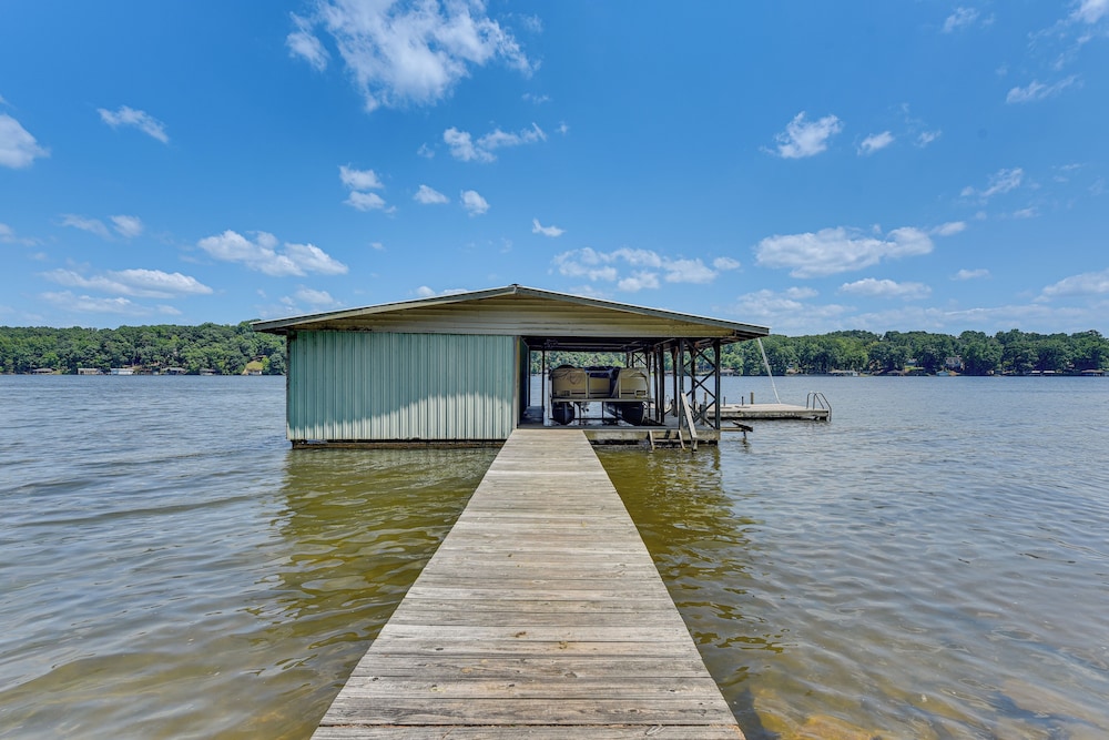 On Lake Tillery: Spacious Home w/ Screened Porch!