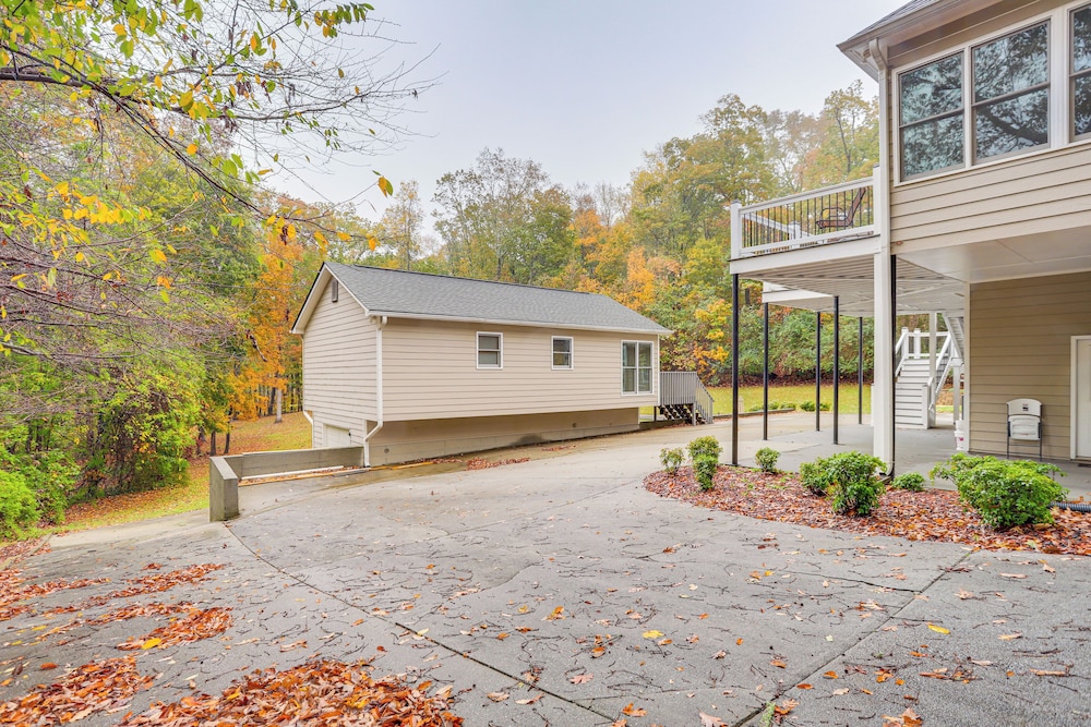8 Mi to Lake Lanier: Guest House in Buford!