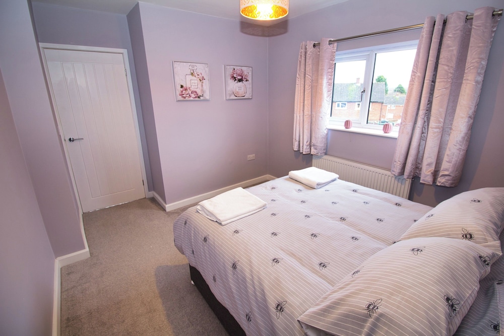 Spacious 3 Bed House - Newly Refurbished